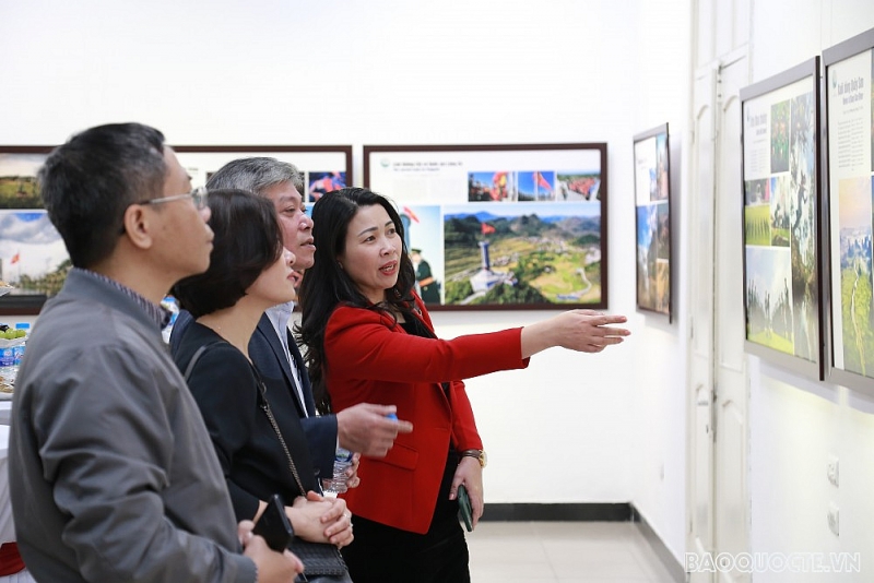 Lãnh đạo Bộ Ngoại giao dự Lễ khai mạc Triển lãm ảnh “Tự hào một dải biên cương”