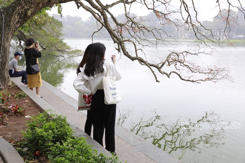 Check-in bên Hồ Gươm Check-in bên Hồ Gươm