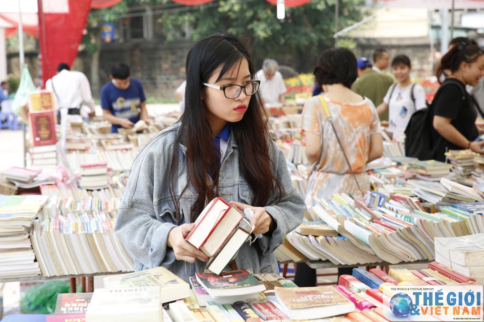 Nhiều cuốn sách cổ xuất hiện tại Hội sách cũ Hà Nội tháng 4/2017 nhieu cuon sach co xuat hien tai hoi sach cu ha noi thang 42017