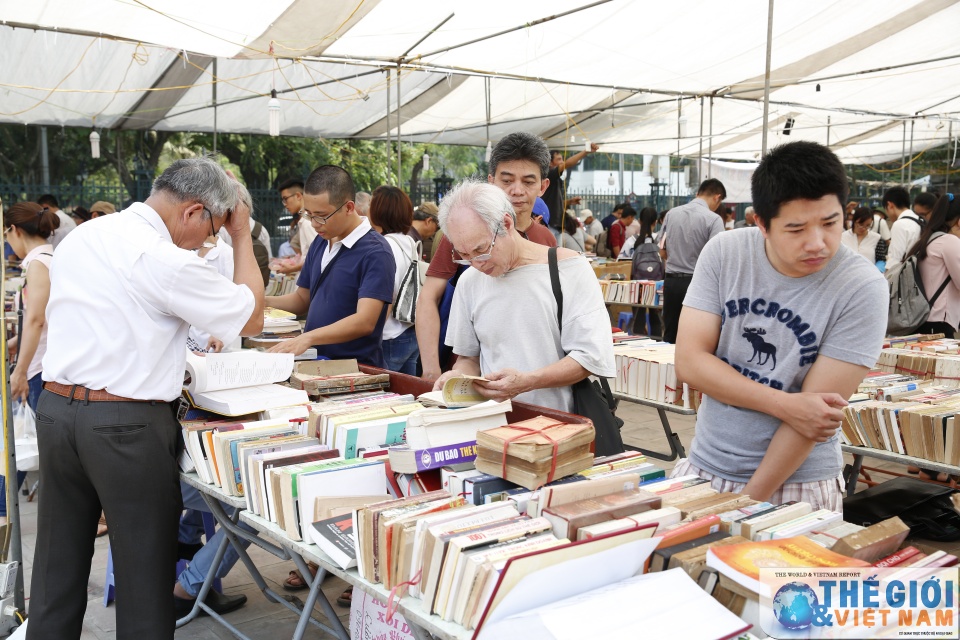 Nhiều cuốn sách cổ xuất hiện tại Hội sách cũ Hà Nội tháng 4/2017 nhieu cuon sach co xuat hien tai hoi sach cu ha noi thang 42017