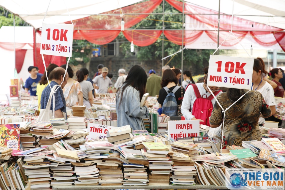 Nhiều cuốn sách cổ xuất hiện tại Hội sách cũ Hà Nội tháng 4/2017 nhieu cuon sach co xuat hien tai hoi sach cu ha noi thang 42017