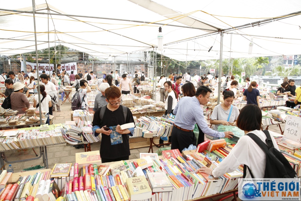 Nhiều cuốn sách cổ xuất hiện tại Hội sách cũ Hà Nội tháng 4/2017 nhieu cuon sach co xuat hien tai hoi sach cu ha noi thang 42017
