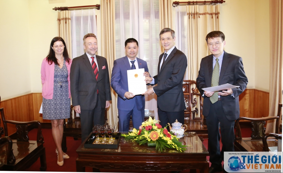 Trao Chứng nhận Lãnh sự danh dự Cộng hòa Czech tại Hải Phòng tro ly bo truong ngoai giao trao chung nhan lanh su danh du cong hoa sec