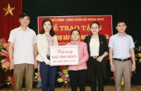 Ban Nữ công Ngoại giao về nguồn, trao quà hỗ trợ hộ nghèo ở Tuyên Quang