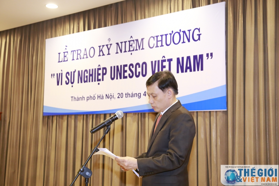 UNESCO Việt Nam trao tặng Kỷ niệm chương cho các cá nhân tiêu biểu của Hà Nội uy ban quoc gia unesco viet nam trao tang ky niem chuong cho cac ca nhan xuat sac