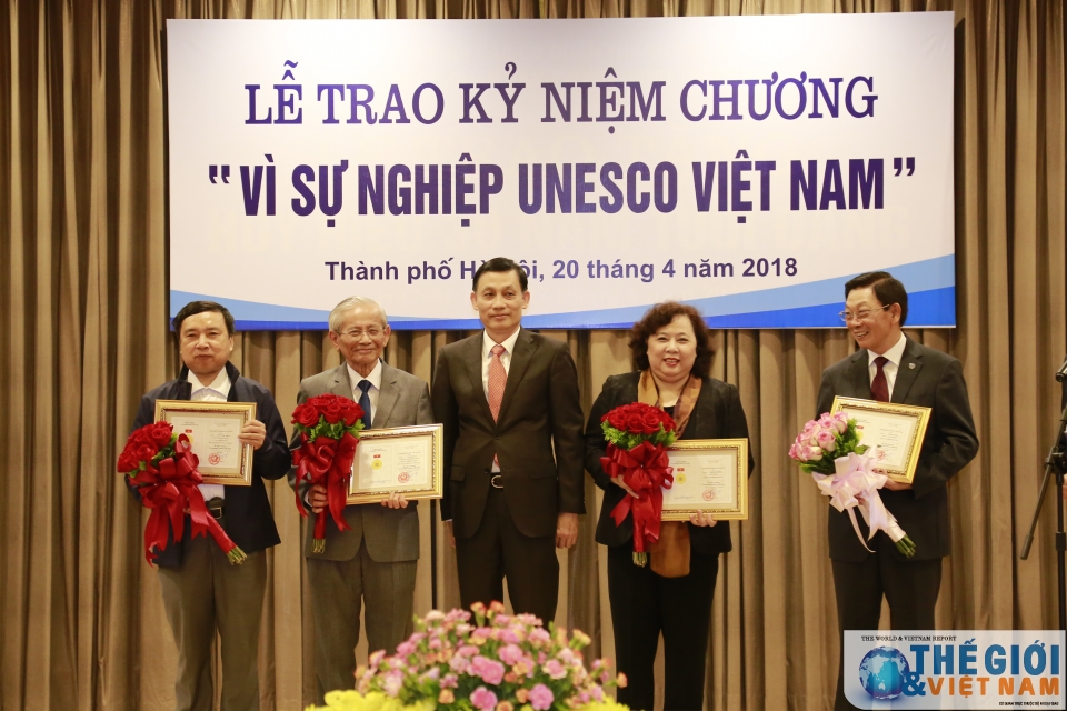 UNESCO Việt Nam trao tặng Kỷ niệm chương cho các cá nhân tiêu biểu của Hà Nội uy ban quoc gia unesco viet nam trao tang ky niem chuong cho cac ca nhan xuat sac