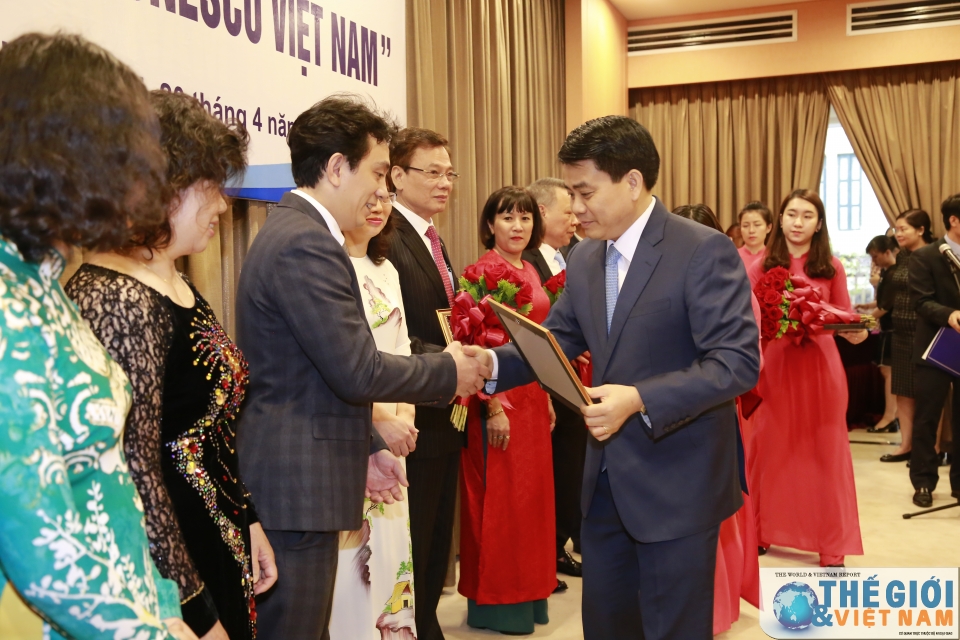 UNESCO Việt Nam trao tặng Kỷ niệm chương cho các cá nhân tiêu biểu của Hà Nội uy ban quoc gia unesco viet nam trao tang ky niem chuong cho cac ca nhan xuat sac