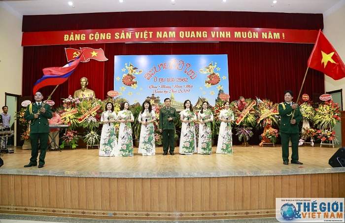 tiec mung tet co truyen bun pi may cua nuoc ban lao