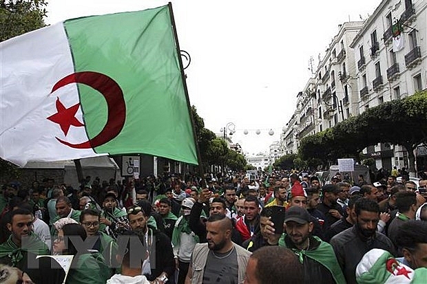 nguoi algeria bieu tinh yeu cau ca he thong cua cuu tong thong abdelaziz tu chuc