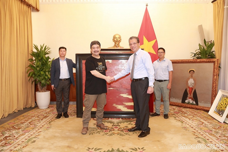 Thứ trưởng Ngoại giao Đặng Minh Khôi tiếp nhận tranh tặng các Đại sứ quán