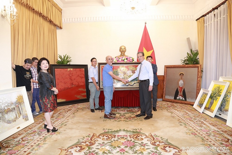 Thứ trưởng Ngoại giao Đặng Minh Khôi tiếp nhận tranh tặng các Đại sứ quán