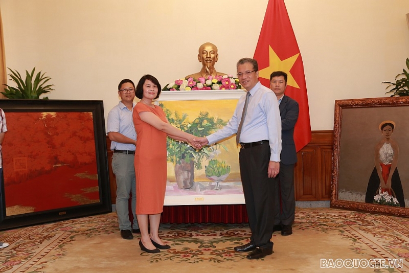 Thứ trưởng Ngoại giao Đặng Minh Khôi tiếp nhận tranh tặng các Đại sứ quán