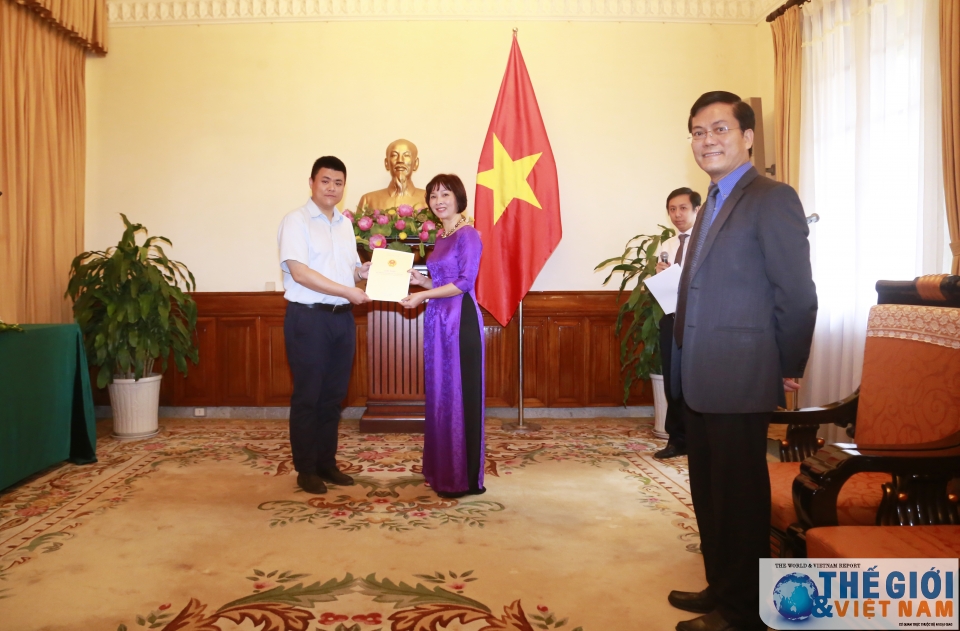 bo ngoai giao trao giay phep mo van phong thuong tru cho dai phat thanh quoc te trung quoc