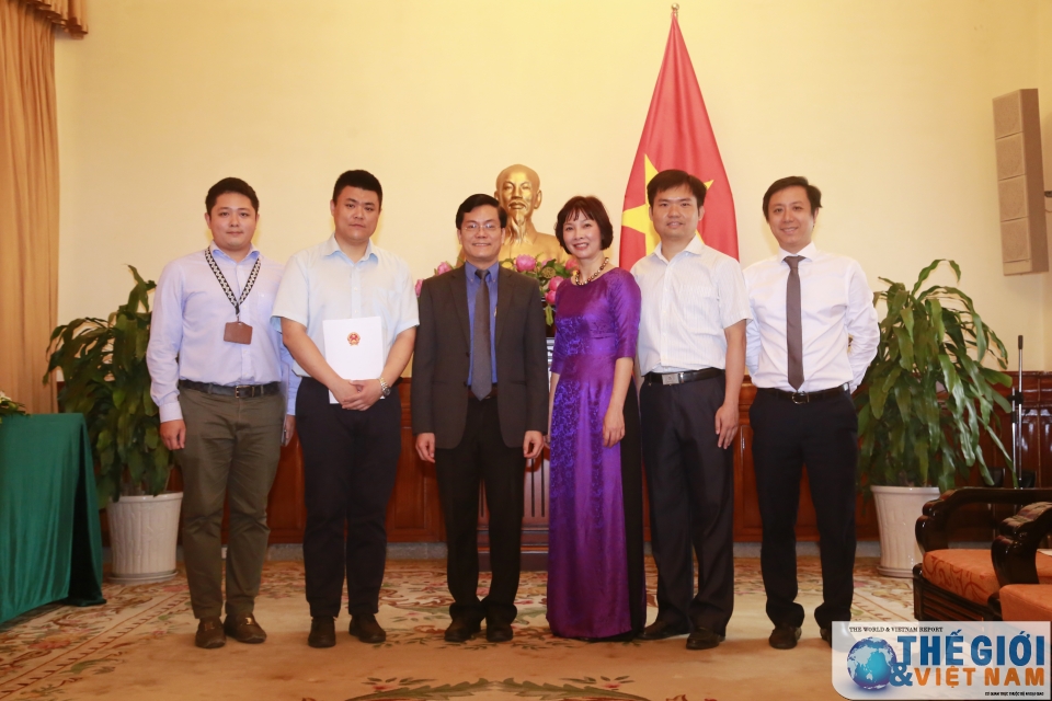 bo ngoai giao trao giay phep mo van phong thuong tru cho dai phat thanh quoc te trung quoc