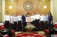 Thứ trưởng Ngoại giao Đặng Minh Khôi trao tặng tiền quyên góp cho Quỹ phòng, chống dịch Covid-19
