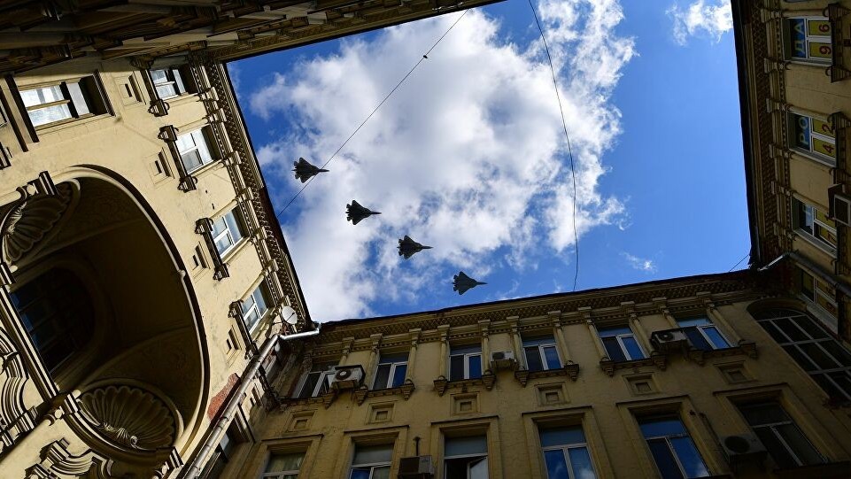 Người Mỹ khen ngợi máy bay chiến đấu của Nga trong duyệt binh kỷ niệm Ngày Chiến thắng 'đẹp và ngầu'