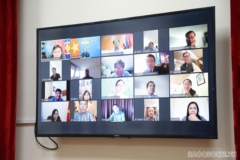 Nhà thơ Trần Đăng Khoa nói chuyện với các Đại sứ về học tập tư tưởng, đạo đức, phong cách Hồ Chí Minh