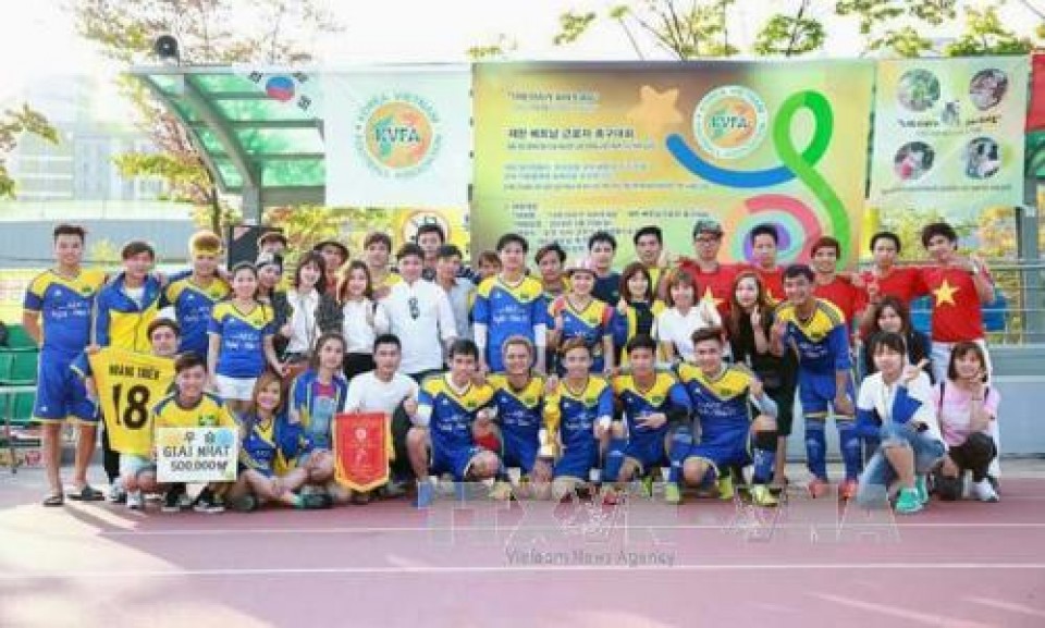 lao dong viet nam o han quoc to chuc giai bong da tu thien