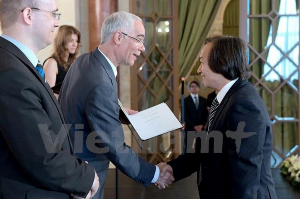 Hungary phong hàm giáo sư cho một nhà khoa học Việt Nam hungary phong ham giao su cho mot nha khoa hoc viet nam