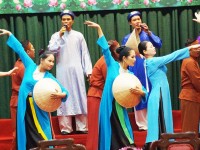 nu cuoi sau nhung truan chuyen