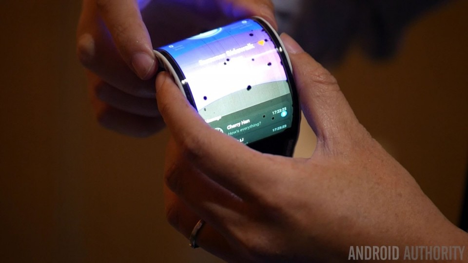 lenovo ra mat dien thoai thong minh co the uon cong