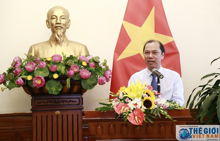 bo ngoai giao trao bang khen cho cac ca nhan co thanh tich xay dung du an luat