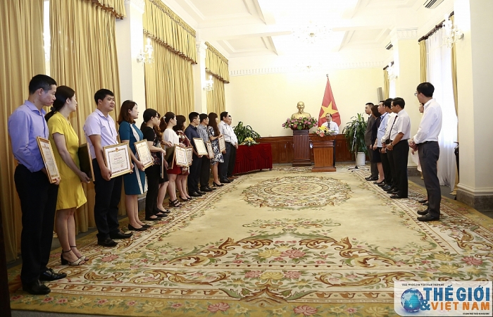 bo ngoai giao trao bang khen cho cac ca nhan co thanh tich xay dung du an luat