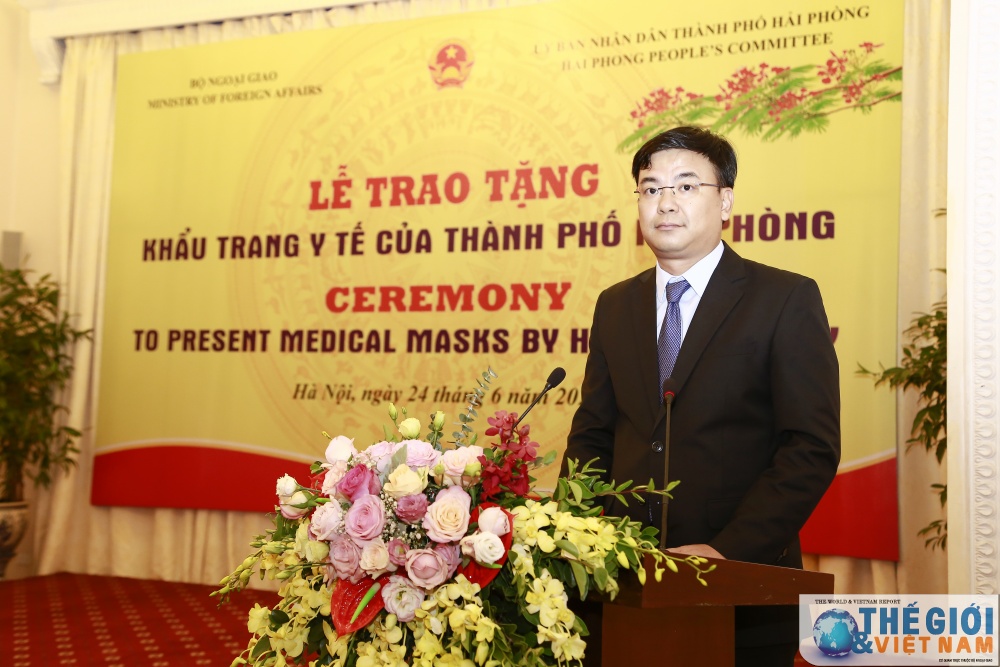 uy ban nhan dan thanh pho hai phong cung bo ngoai giao trao tang khau trang y te cho mot so nuoc