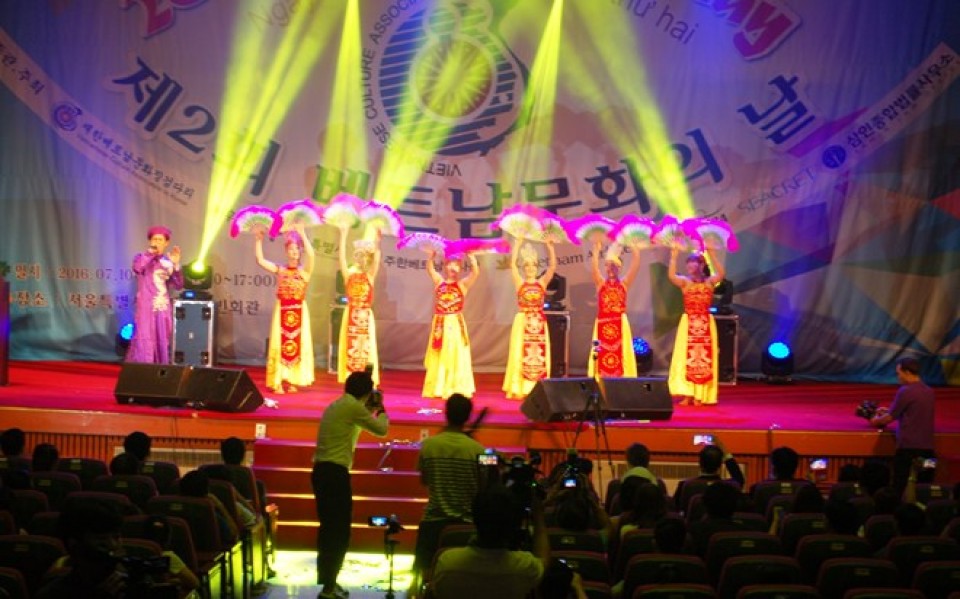 ruc ro sac mau ngay van hoa viet nam tai han quoc