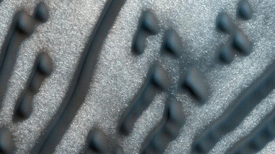 nasa phat hien nhung dun cat ky la tren sao hoa