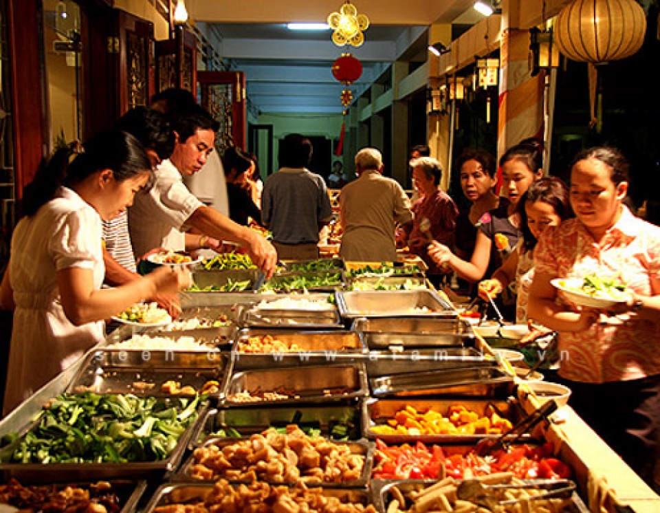 cac nha hang do an chay tap nap don khach mua vu lan