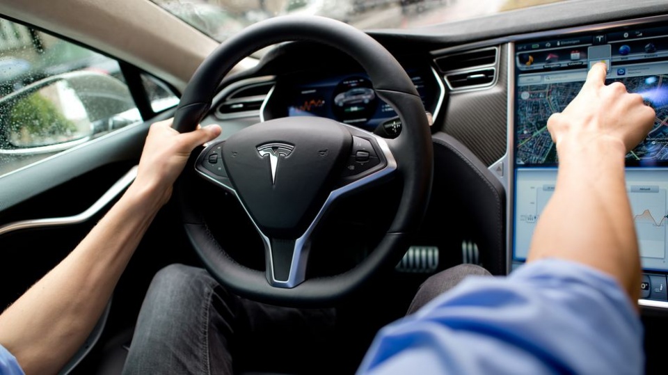 tesla se han che tinh nang lai xe tu dong
