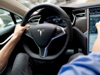 Tesla sẽ hạn chế tính năng lái xe tự động?