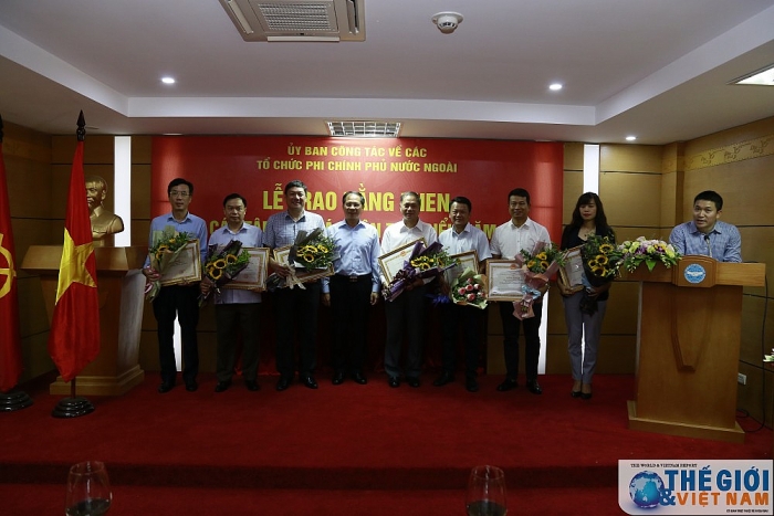 le trao bang khen cua chu nhiem uy ban cong tac ve cac to chuc phi chinh phu nuoc ngoai