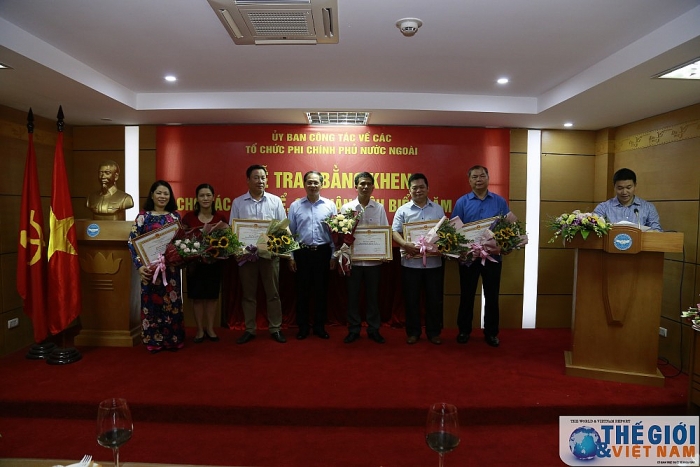 le trao bang khen cua chu nhiem uy ban cong tac ve cac to chuc phi chinh phu nuoc ngoai