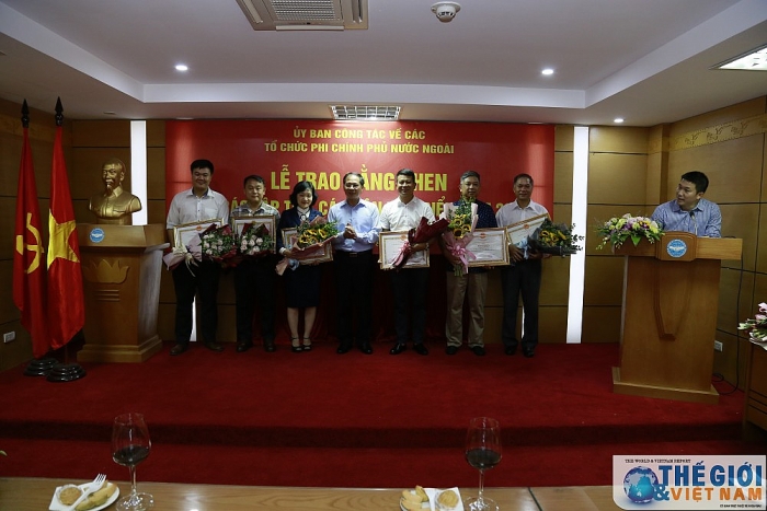 le trao bang khen cua chu nhiem uy ban cong tac ve cac to chuc phi chinh phu nuoc ngoai