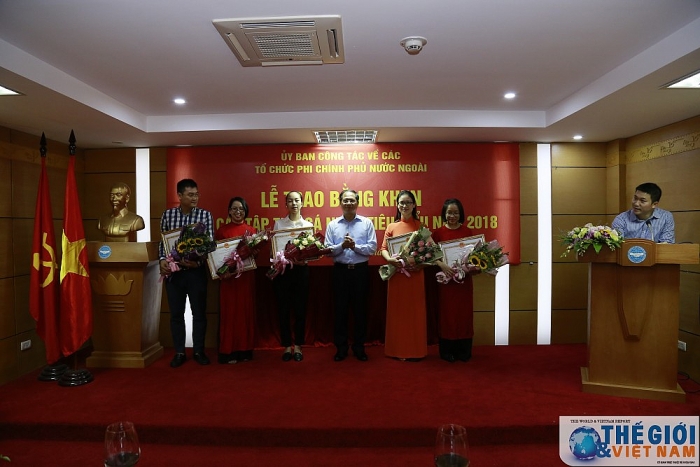 le trao bang khen cua chu nhiem uy ban cong tac ve cac to chuc phi chinh phu nuoc ngoai