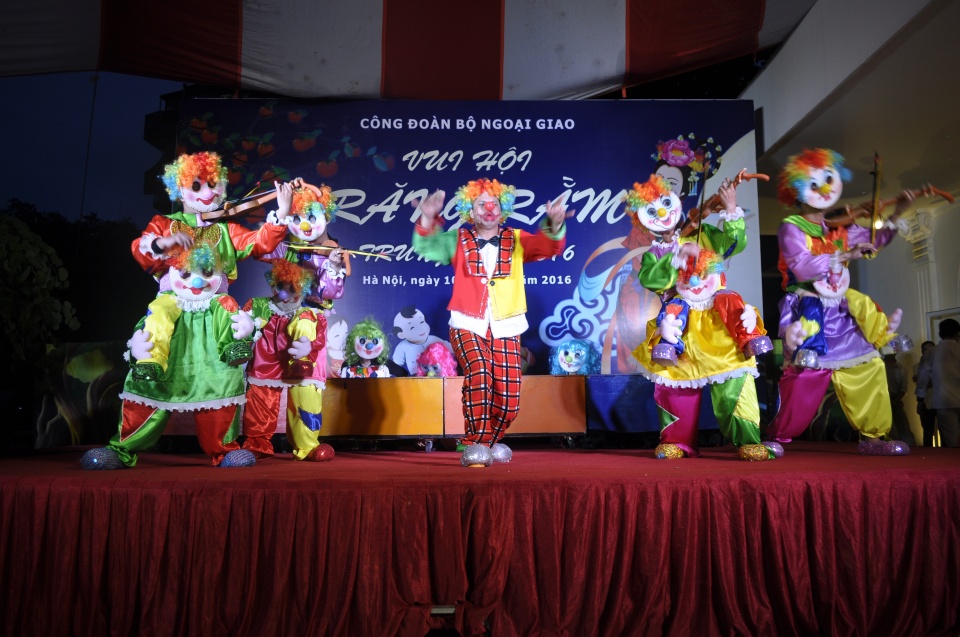 thieu nhi con em can bo bo ngoai giao vui tet trung thu