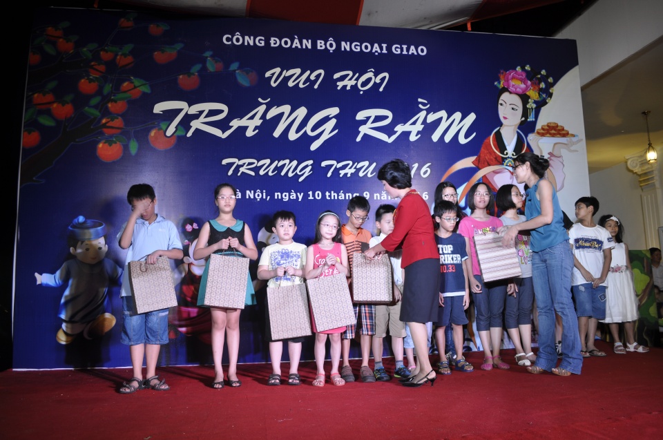 thieu nhi con em can bo bo ngoai giao vui tet trung thu