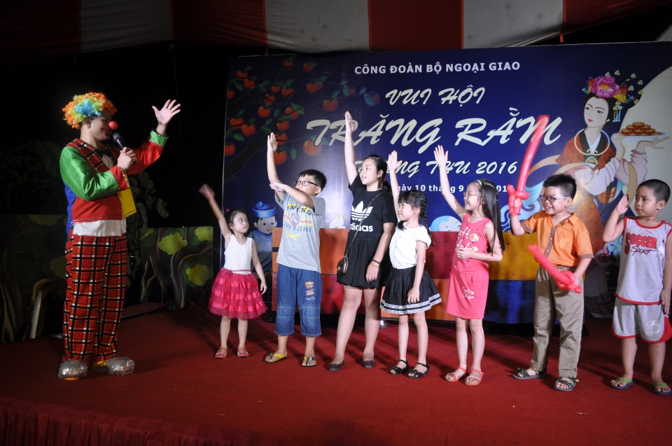 thieu nhi con em can bo bo ngoai giao vui tet trung thu