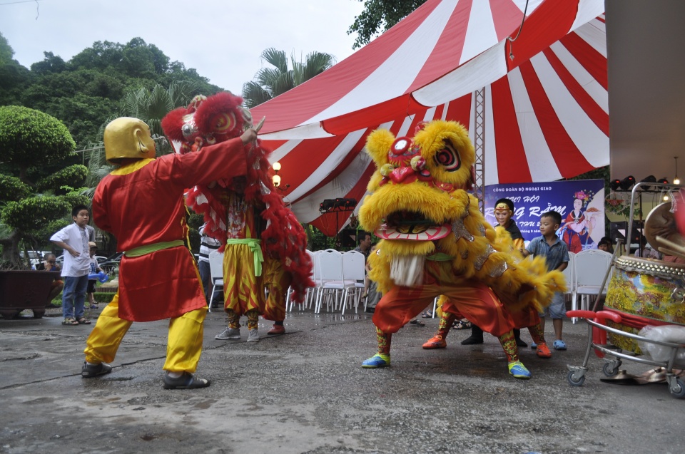thieu nhi con em can bo bo ngoai giao vui tet trung thu