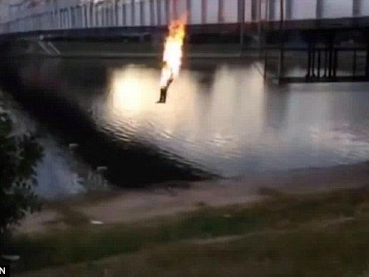 Biến mình thành "đuốc sống" để "câu like"