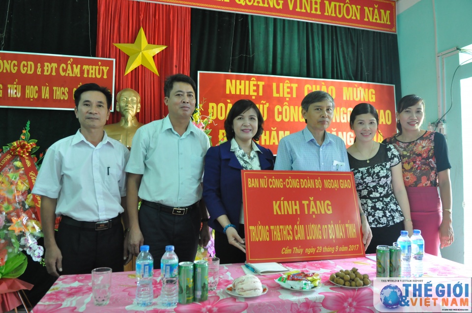 ban nu cong bo ngoai giao chia se kho khan cung hoc sinh o thanh hoa