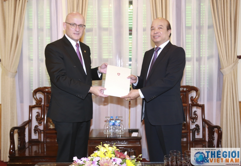 trao giay chap nhan lanh su cho tong lanh su thuy sy tai thanh pho ho chi minh