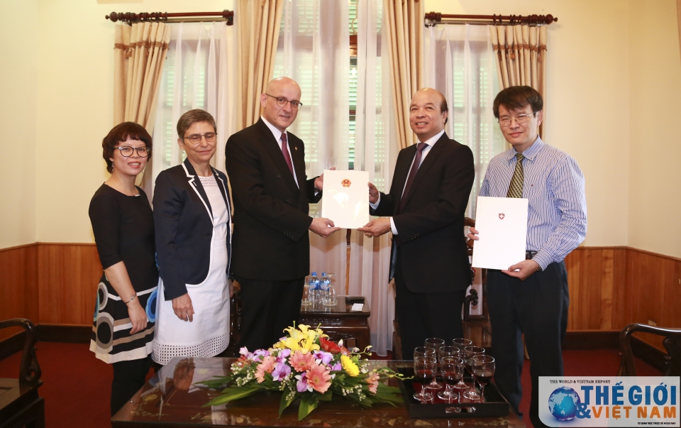 trao giay chap nhan lanh su cho tong lanh su thuy sy tai thanh pho ho chi minh