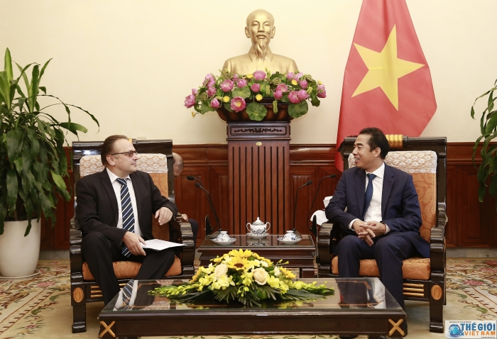 thu truong bo ngoai giao to anh dung tiep dai su cong hoa belarus