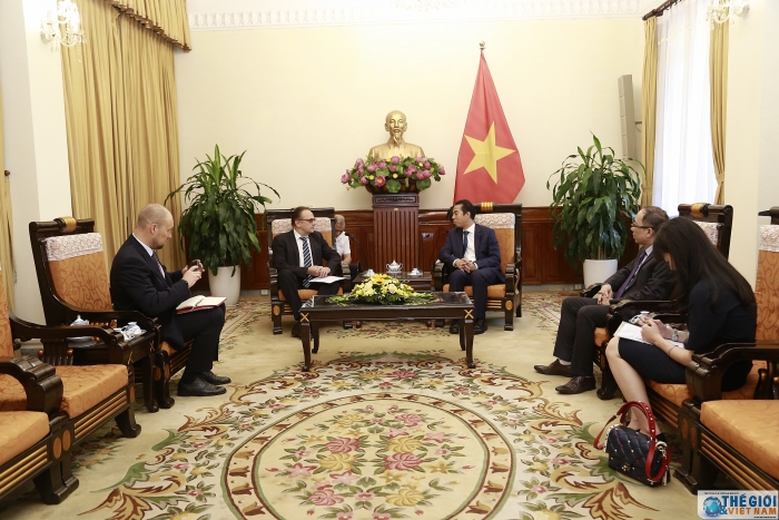 thu truong bo ngoai giao to anh dung tiep dai su cong hoa belarus