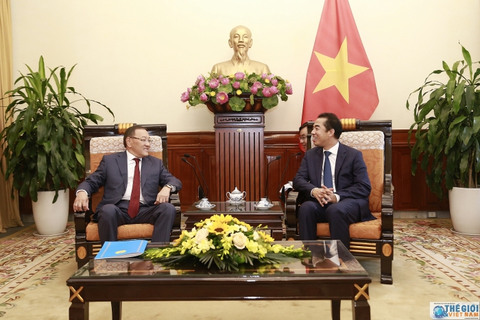 thu truong ngoai giao to anh dung tiep xa giao dai su cong hoa kazakhstan