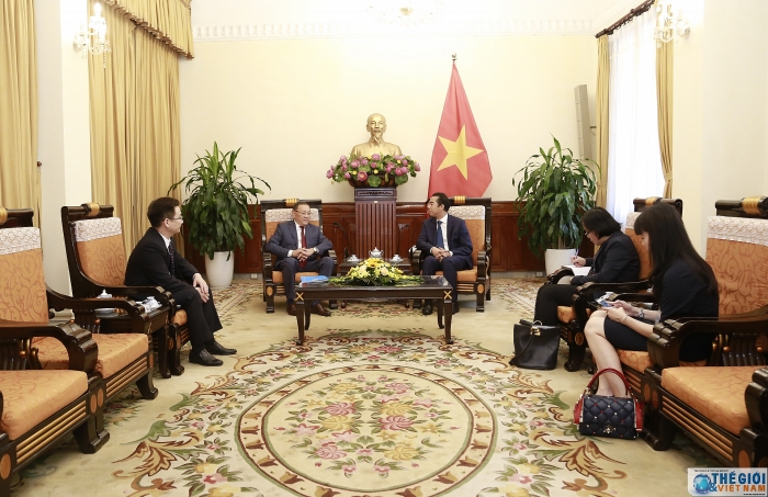 thu truong ngoai giao to anh dung tiep xa giao dai su cong hoa kazakhstan