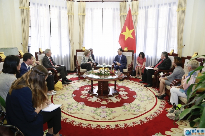 thu truong ngoai giao to anh dung tiep nhom nghi si huu nghi phap viet tai thuong vien phap